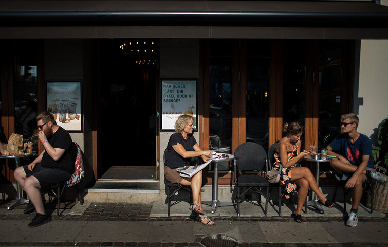Gitte Willumsen på café i København