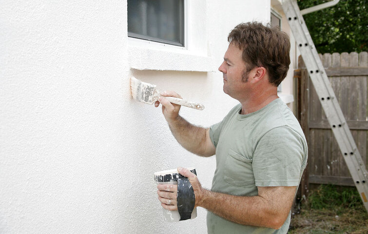 mand maler husfacade hvid