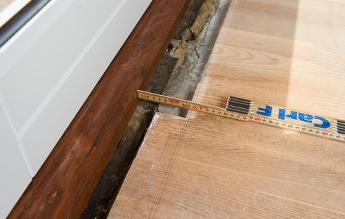Lægning af nyt bundtrin ved ny terrassedør Bundstykke af mahogni til nyt dørtrin