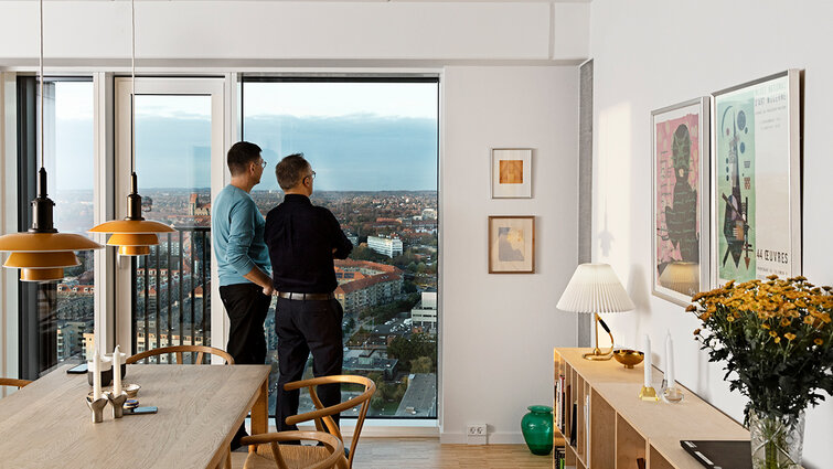 Holger Jensen og Anders Hansen nyder udsigten fra lejligheden i Nordbro