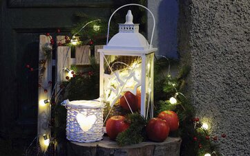 Træstub med julepynt