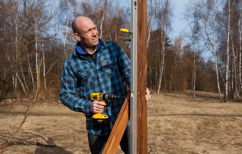 Tjek en ekstra gang Bjælker skrues fast i stolpe
