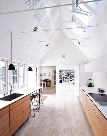 Med loft til kip kan rummet virke større. Det smukke rum er tænkt og tegnet af arkitekt Nanna Bering fra <a href="http://www.danskeboligarkitekter.dk/"target="_blank">Danske BoligArkitekter</a>.
Foto: Martin Dyrløv.