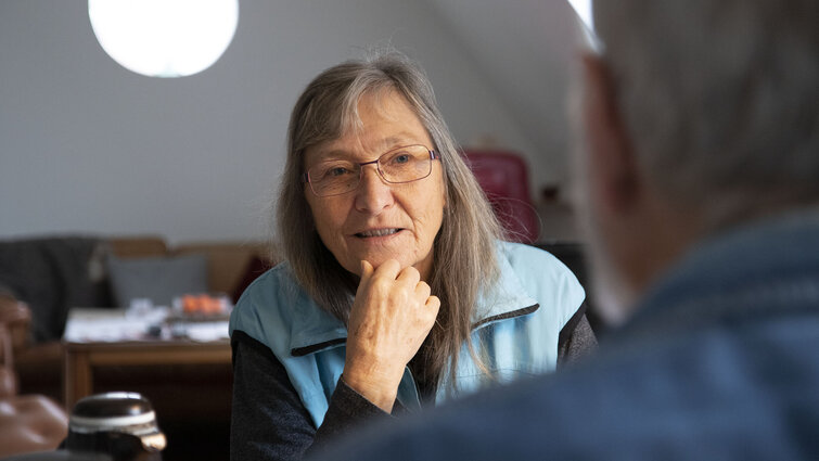 Marianne kigger på Steen