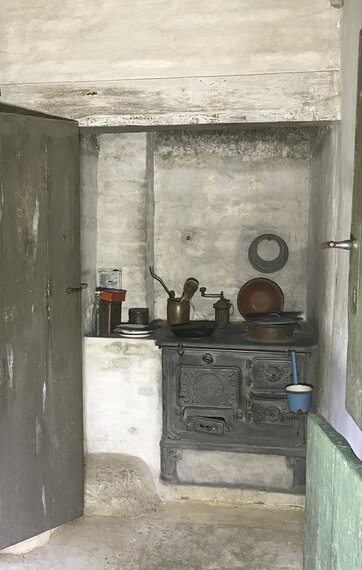 Brændekomfur i Fattighusets lejlighed på Greve Hospital fra 1890-erne på Frilandsmuseet