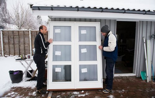 ny terrassedør bæres på plads