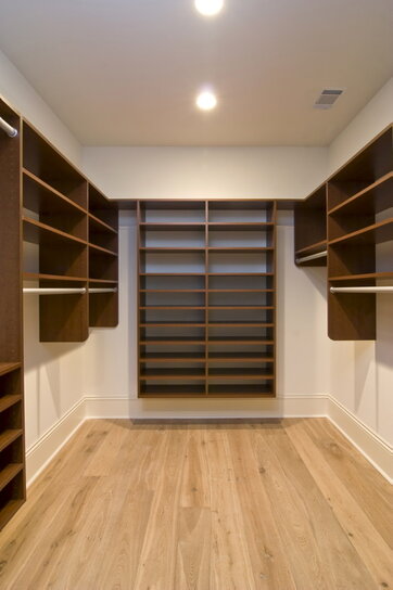 Lys i walk-in closet