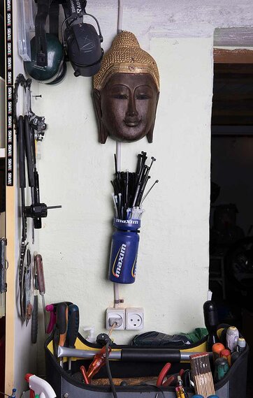 Buddhahoved på værkstedsvæg. Buddhahoved på værkstedsvæg.