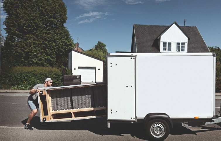 Jacob hiver sofa ud af flyttetrailer