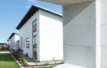 Række af hvide lavenergihuse bygget af gasbeton