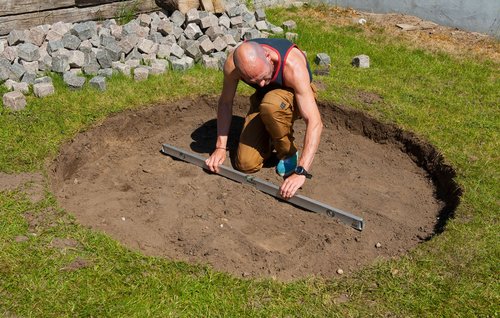 Der måles om jorden er i vater med loddestok