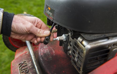 tændrørshætte fjernes fra plæneklipper