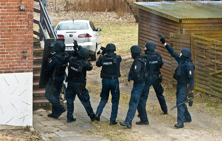 Politiaktion udenfor forbryders hjem