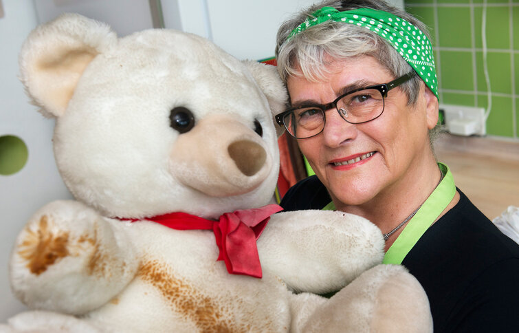 Fru Grøn med en beskidt bamse