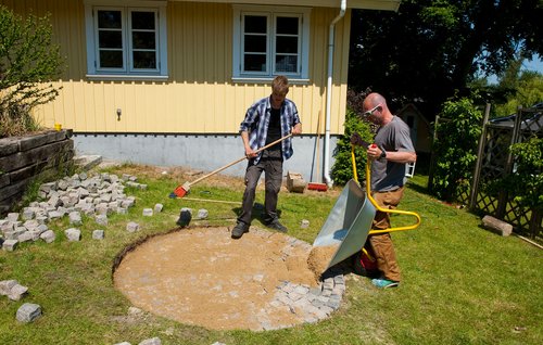 grus smides ovenpå sten