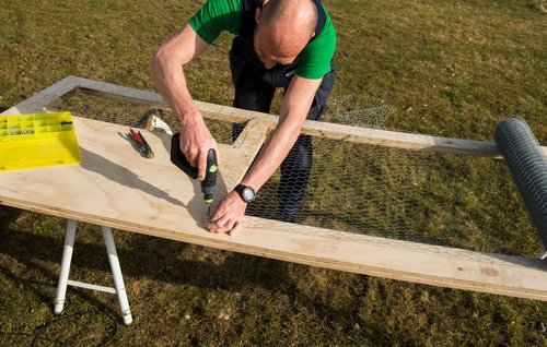 Sæt en skrue pr. 20 centimeter
