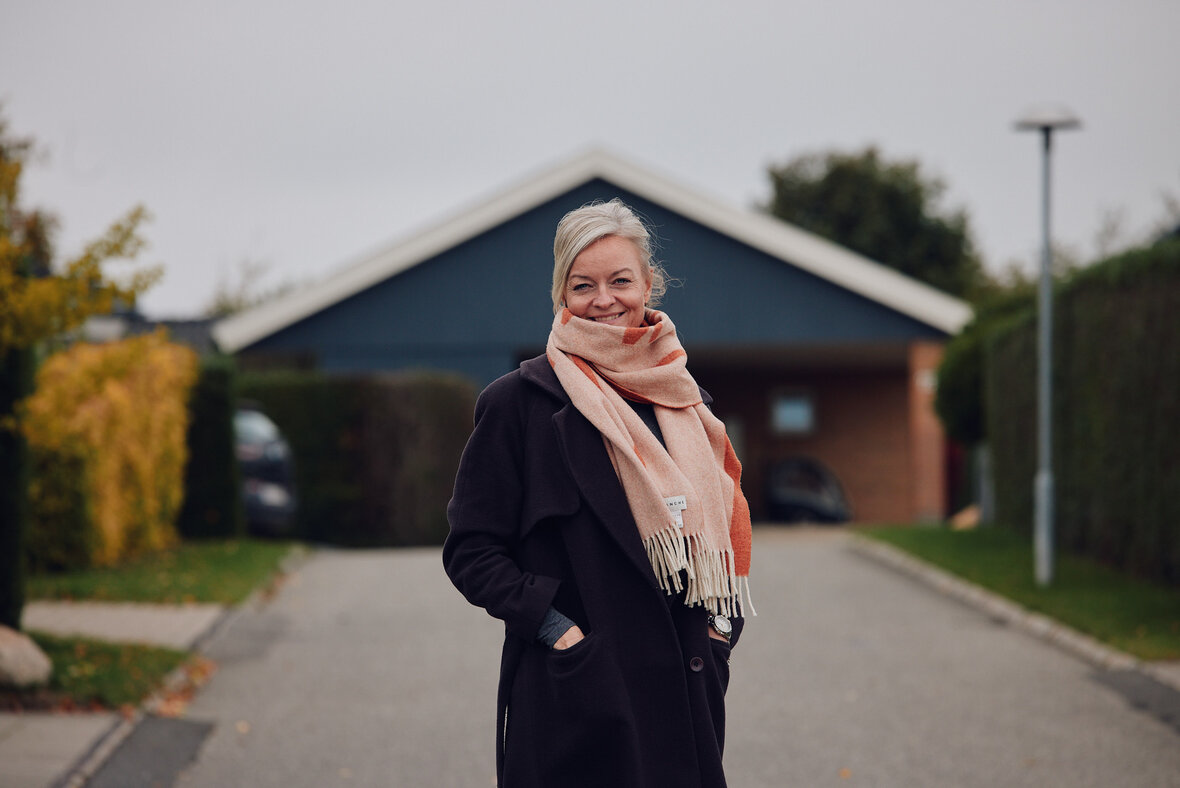 Tina Thordal foran sit tidligere hus, som hun solgte til en familie, der havde puttet en seddel i hendes postkasse