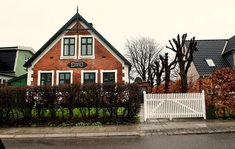 Hus med navnet "Ebro" på navneskilt
