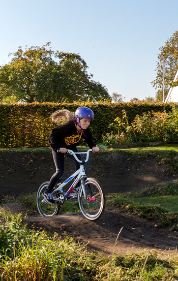 Hele familien kører BMX – ude i verden og i egen baghave)