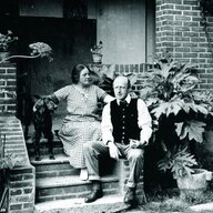 Olga og Johannes Buchholtz og hunden Stella fotograferet ved husets indgang i 1920’erne