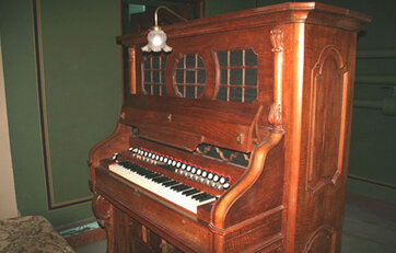 Harmonium fra USA indbygget i skab