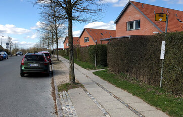 Parkering for tæt på et busstoppested