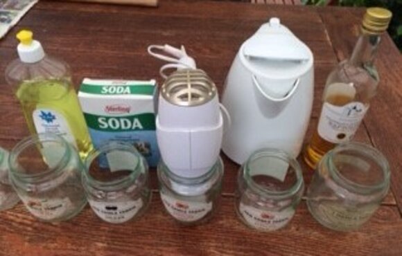 glas med og uden etiketter og forskellige rengøringsmidler