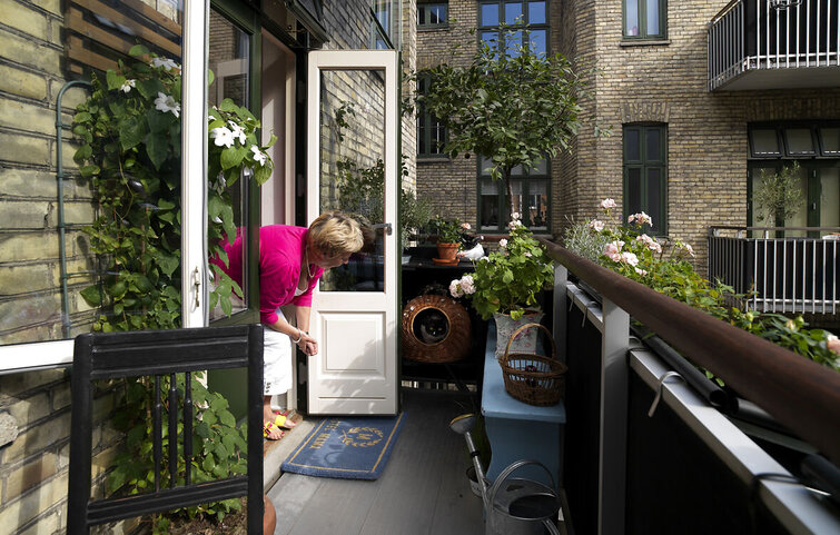 Altankasser og krukker med planter på altan