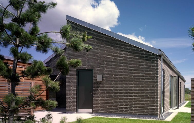 Nyt hus i mørkegrå mursten.
Foto: Udlånt af Bülow og Nielsen.