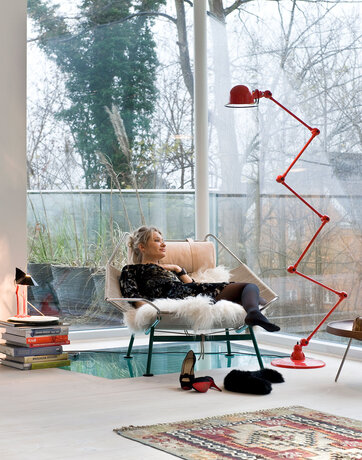 En række kunstbøger står stablet som sidebord. Foto: Jesper Ray