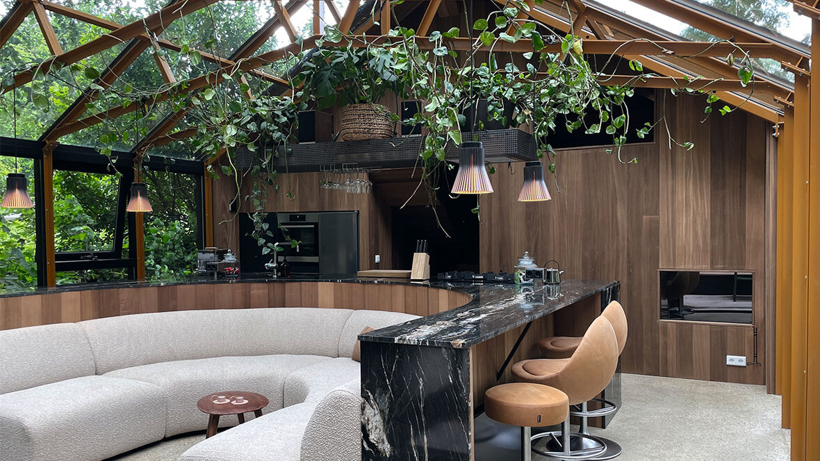 The Green House i Holland med stor, u-formet sofa