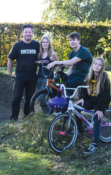Hele familien kører BMX – ude i verden og i egen baghave