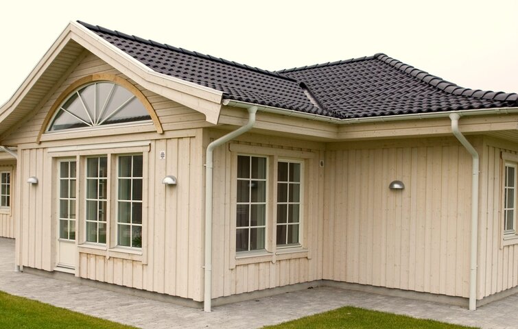 Lavenergihus fra Herfølge med træbeklædning.