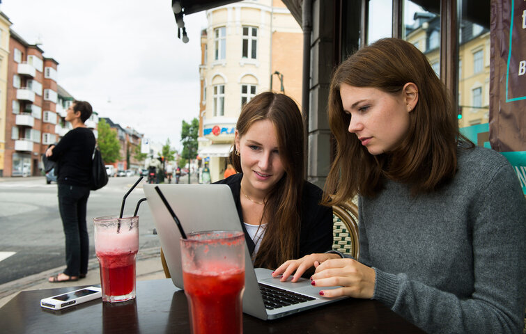 To unge kvinder på café