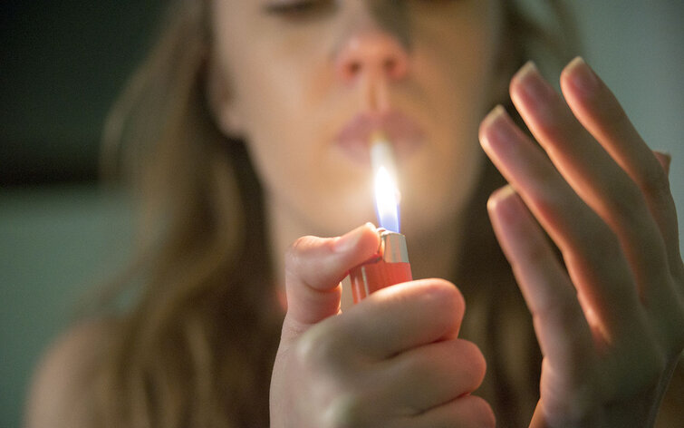 rengøring rygerhjem bolig tidligere flytte boligkøb kvinde tænder cigaret med en lighter og ryger i et hjem