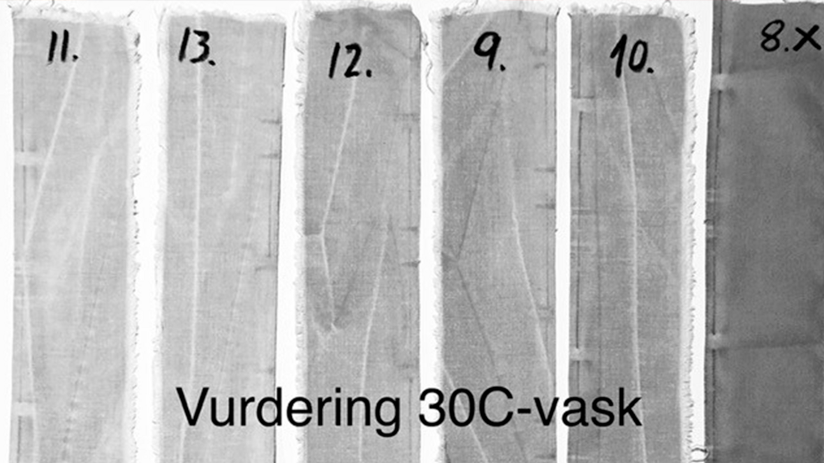 Bomuldsstrimler til test af vaskeæg og sæbebær over for traditionelle vaskemidler.