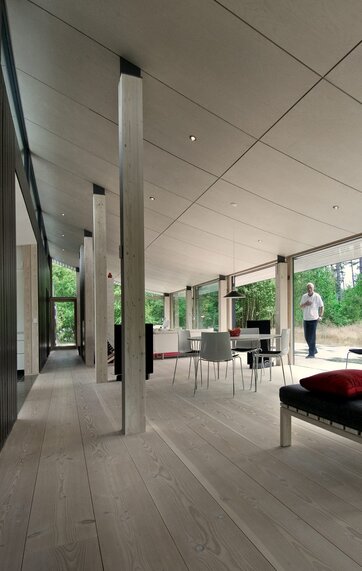 Kig igennem den 15 meter lange stue med loft, som buer indad.