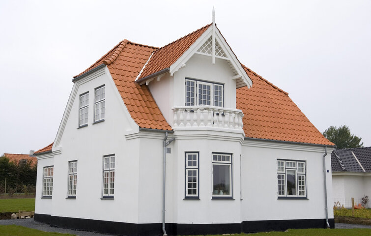 Hus i klassisk stil med pudset facade
