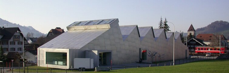 Museum i Schweiz beklædt med rustfri stålplader overalt. I dette tilfælde er pladerne sandblæst for at mindske genskinnet fra dem.