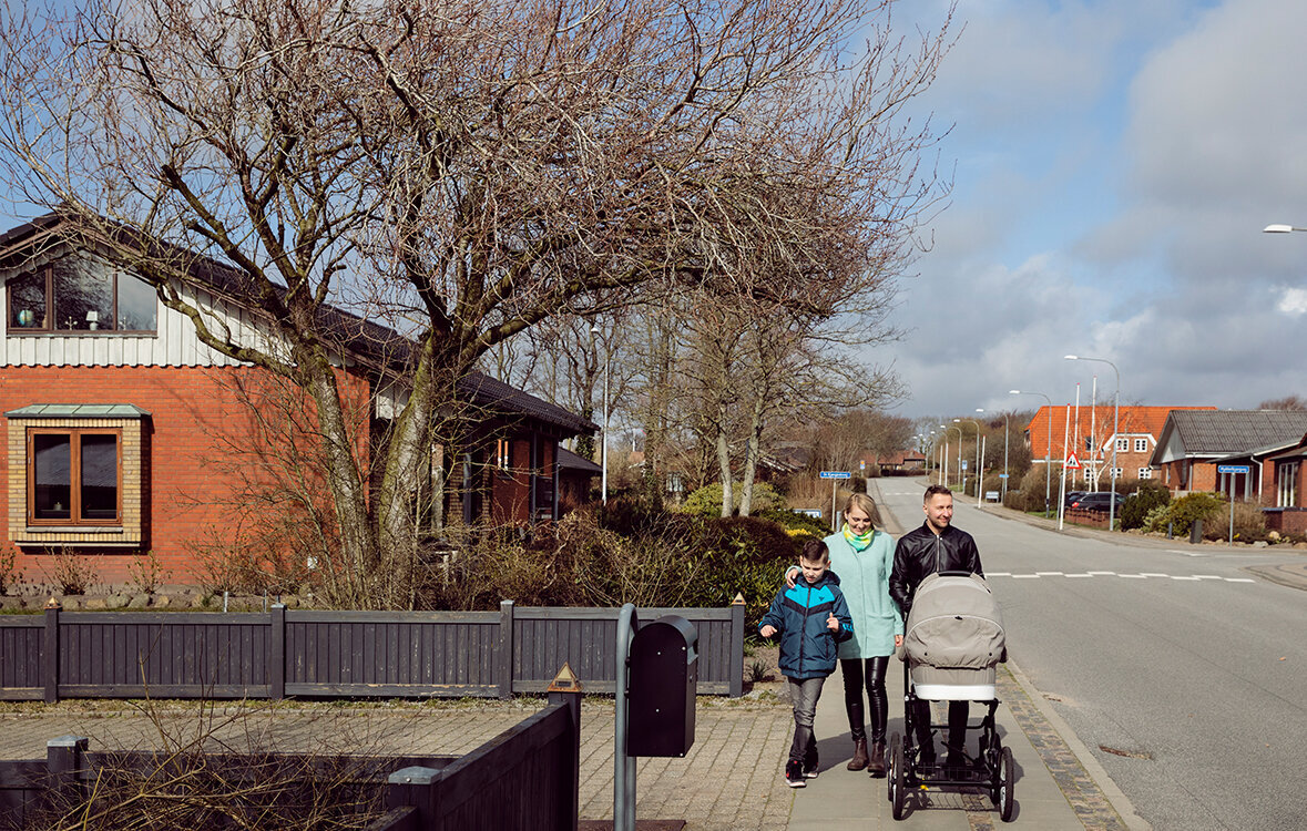 : Veronika og Daniel med barnevogn og Veronikas søn foran deres hus i Lem
