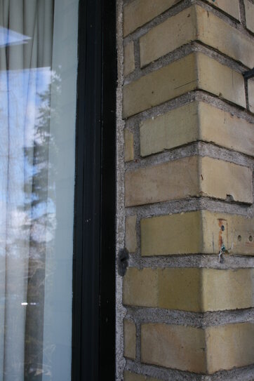 Mørtelfuge omkring vindue