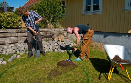 græs graves væk med spader