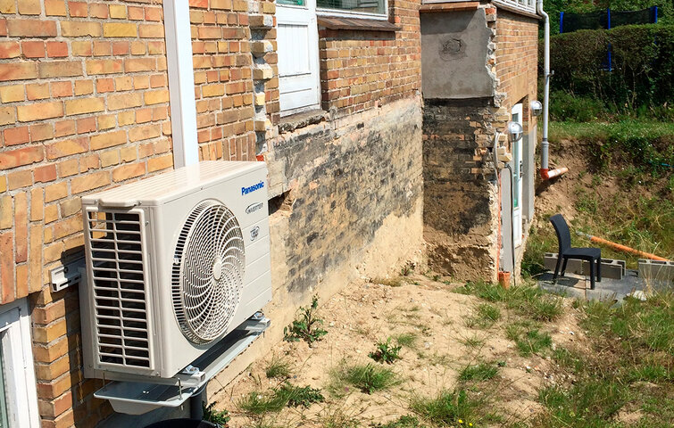 Varmepumpe sidder udvendigt på hus