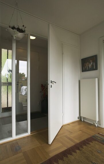 En gang hvid maling på de mørke træoverflader kan ændre en del. Foto: Lisbeth Holten