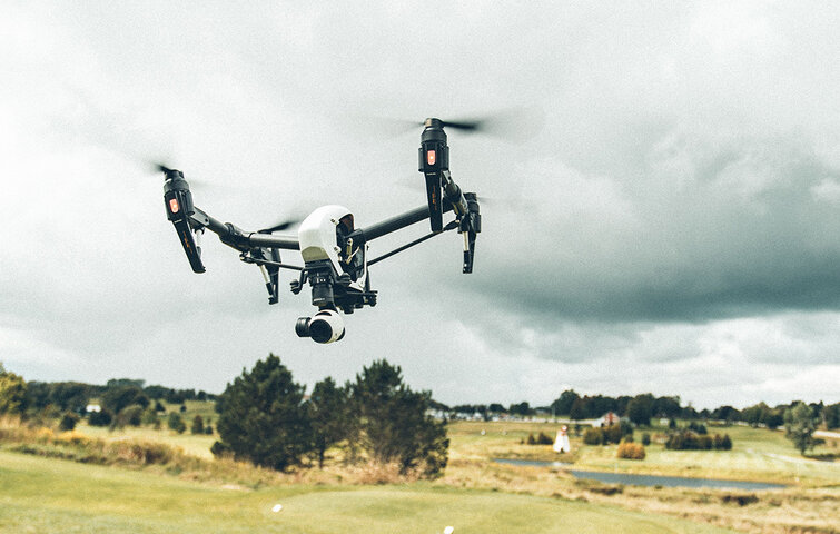 Drone flyver i åbent landskab