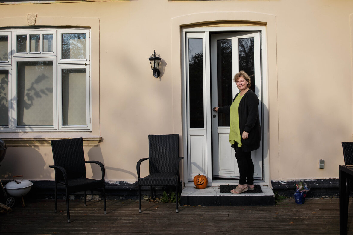 Susan Svensson foran sit hus i Anholt by