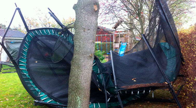 Hvis naboens trampolin er skyld i skader på dit hus eller bil under en storm, er det din egen forsikring, der gælder. Foto: Kim Gregersen