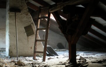 Ingen forsikring dækker, hvis dit loft står overfor en renovering pga. den snavs og lugtgene, som ofte følger i kølvandet på husmår.