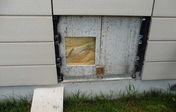 Skimmel på to MgO-vindspærreplader i facade