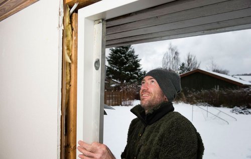 Med loddebræt tjekkes, at dørkarmen er i vater